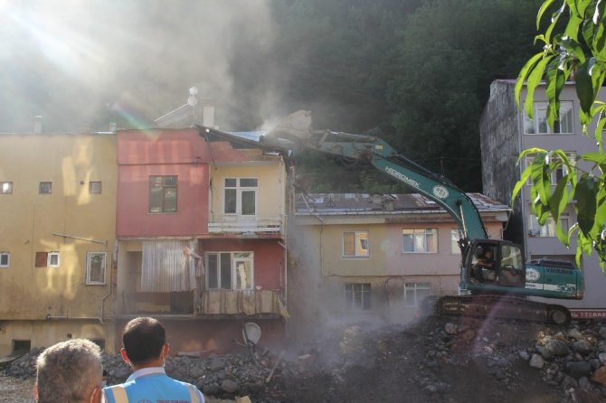 Dereli İlçesinde Selin Başladığı Noktadaki Bina Yıkım Ekipleri Tarafından Yıkıldı