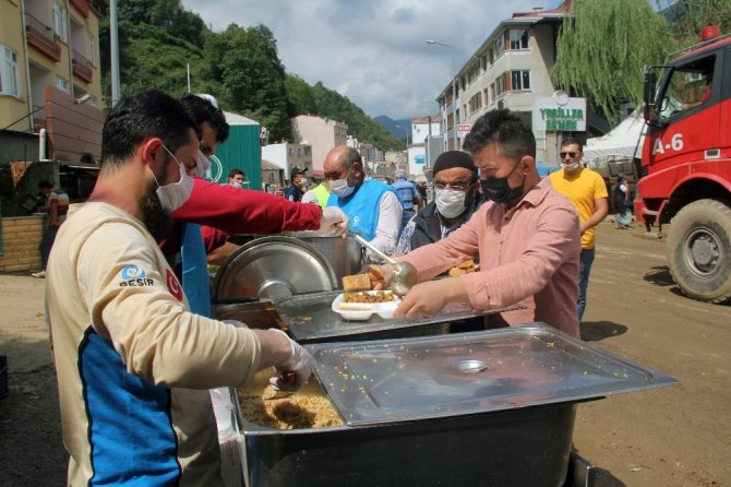 Sel Bölgesinde İlk Günden Beri Vatandaşların İhtiyaçlarını Karşılıyorlar