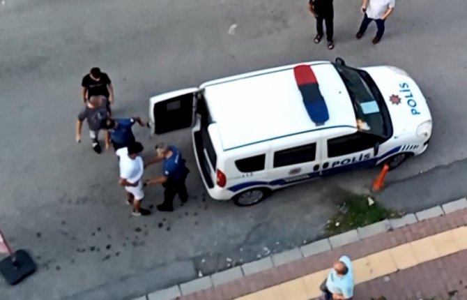 Sokak Ortasında Yolunu Kesip Darp Ettiler