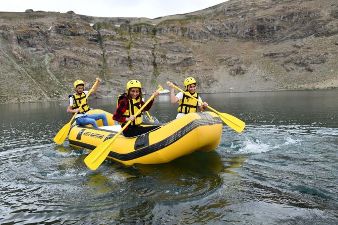 3 Bin Rakımda Rafting Keyfi