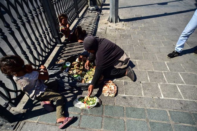 Çöp Karıştırıp Vicdan Sömürüyorlar