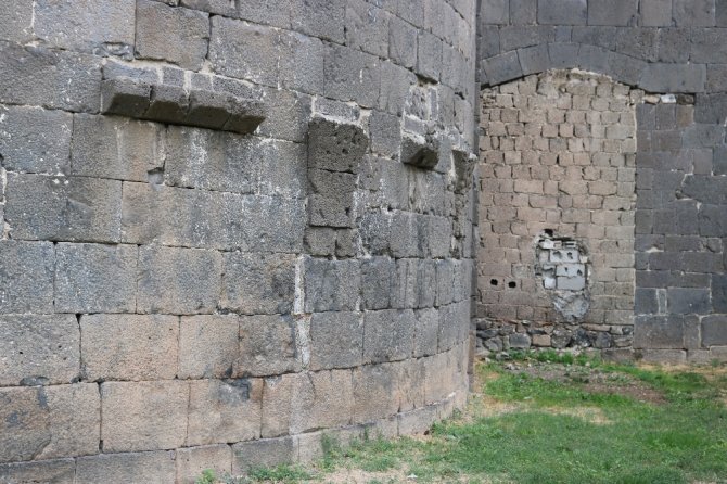 5 Bin Yıllık Diyarbakır Surlarının Bir Kapısı Briket İle Kapatıldı