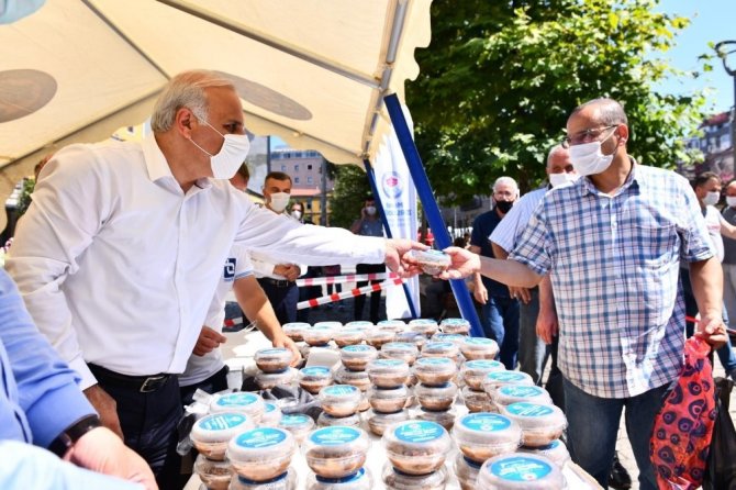Başkan Zorluoğlu Aşure Dağıttı