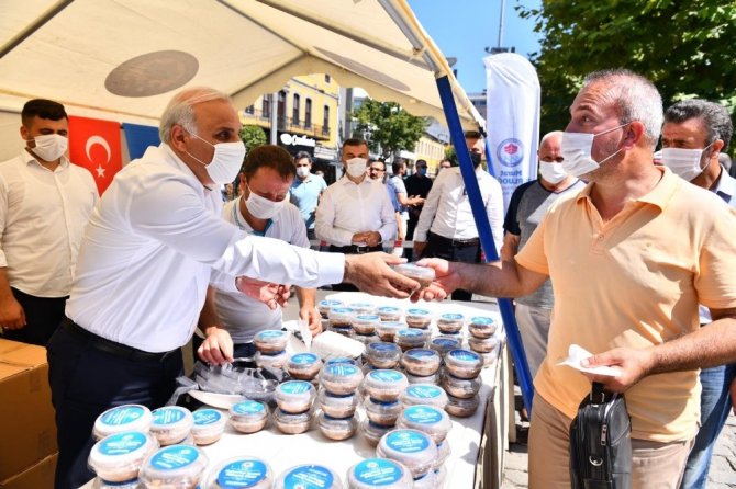 Başkan Zorluoğlu Aşure Dağıttı