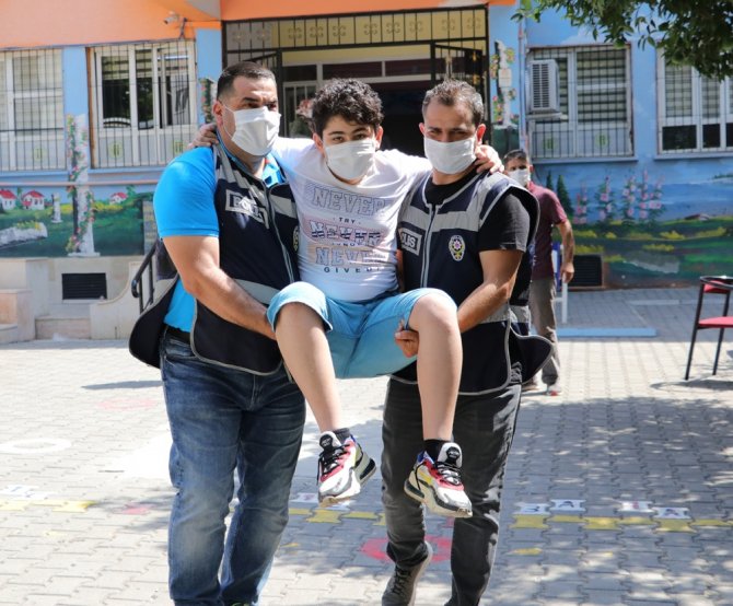 Ayağı Kırık Çocuğu Sınav Salonuna Polisler Kucaklayarak Götürdü
