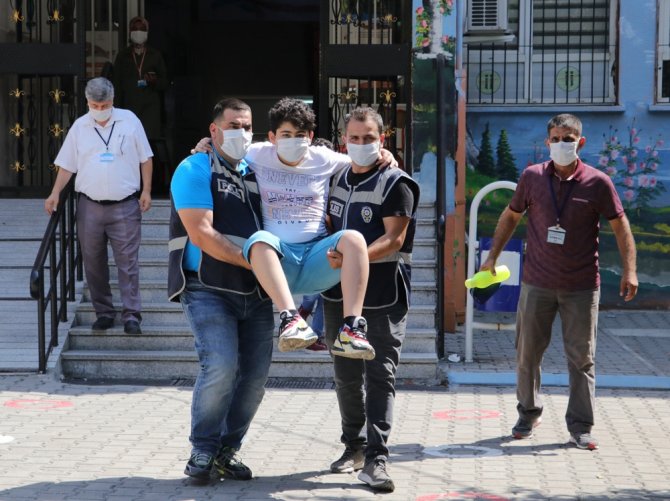 Ayağı Kırık Çocuğu Sınav Salonuna Polisler Kucaklayarak Götürdü