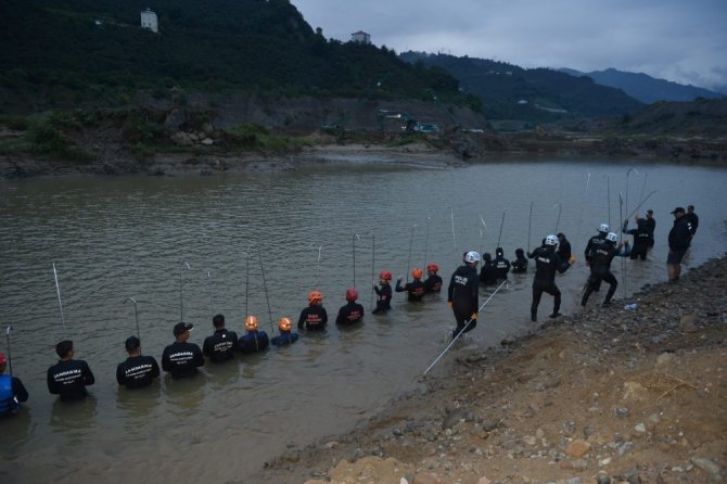 Giresun’da 11 Kişinin Hayatını Kaybettiği Selde Kaybolan 4 Kişiyi Arama Çalışmaları Sürüyor