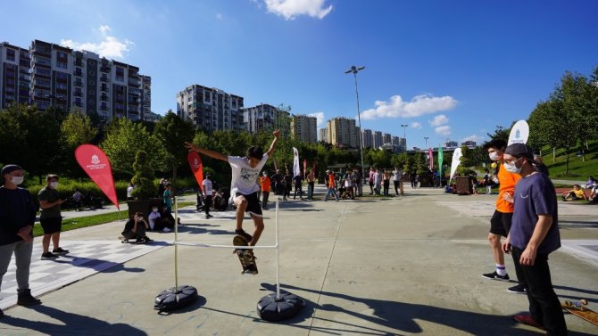 Başakşehir Sular Vadisi’nde Gençlerden Kaykay Şov