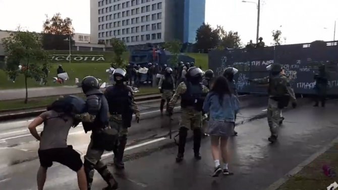 Belarus’ta Protestoculara Polis Müdahalesi