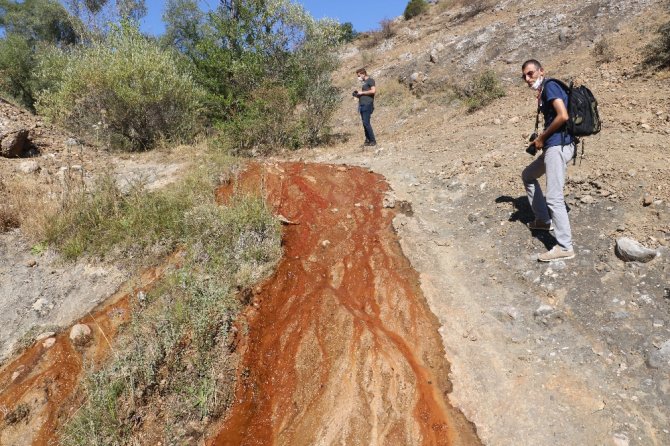 Haftanın İki Günü Kırmızı Akan Su Kadar Rivayet De Dikkat Çekiyor