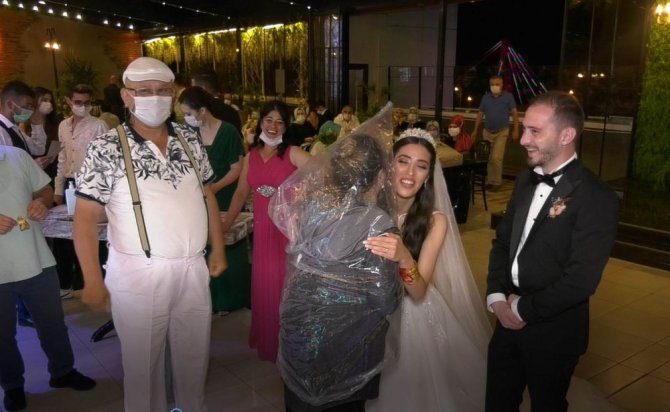 Düğünde Görülmemiş Önlem: Kafasına Poşet Geçirip Gelin Ve Damada Sarıldı