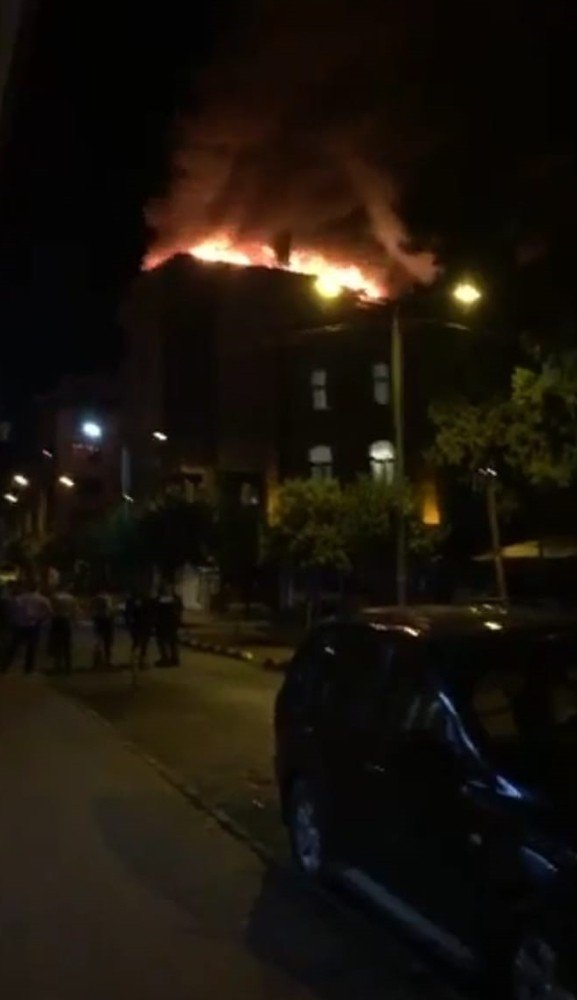 Trabzon’da 5 Katlı Binanın Çatı Katı Alev Alev Yandı