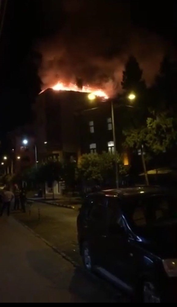 Trabzon’da 5 Katlı Binanın Çatı Katı Alev Alev Yandı