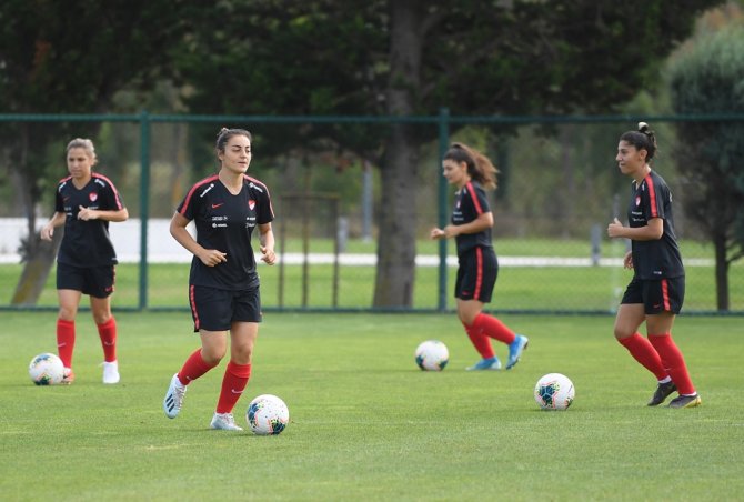 A Milli Kadın Futbol Takımı, Slovenya Maçı Hazırlıklarını Sürdürüyor