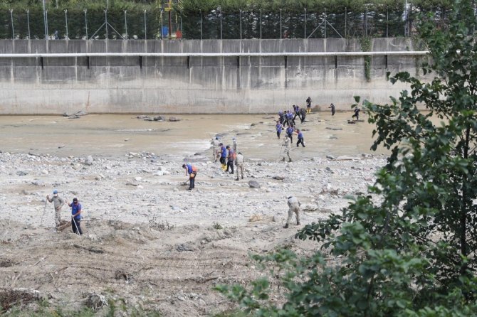 Bakan Soylu, Giresun’daki Sel Felaketinde Kaybolan 4 Kişiyi Arama Kurtarma Çalışmalarında İncelemelerde Bulundu