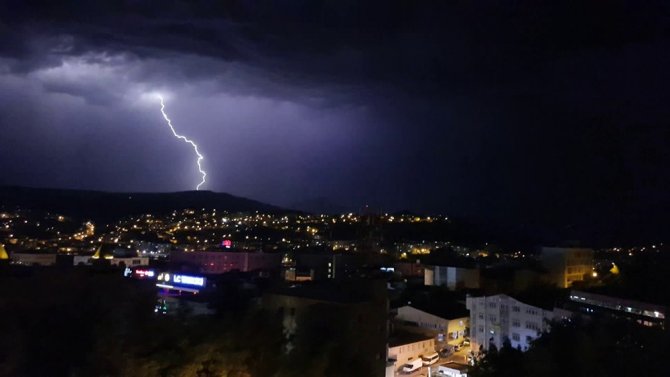 Yıldırım Ve Şimşekler Hem Korkuttu Hem De Görsel Şölen Sundu