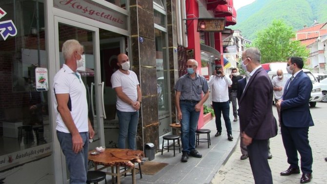 Artvin Valisi Doruk İl Genelinde Vakaların En Fazla Olduğu Borçka İlçesinde Sokakta Maske Denetimine Çıktı