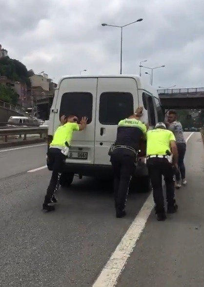 Arızalan Aracı Polis Ekipleri Tamir Etti