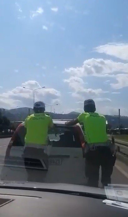 Arızalan Aracı Polis Ekipleri Tamir Etti