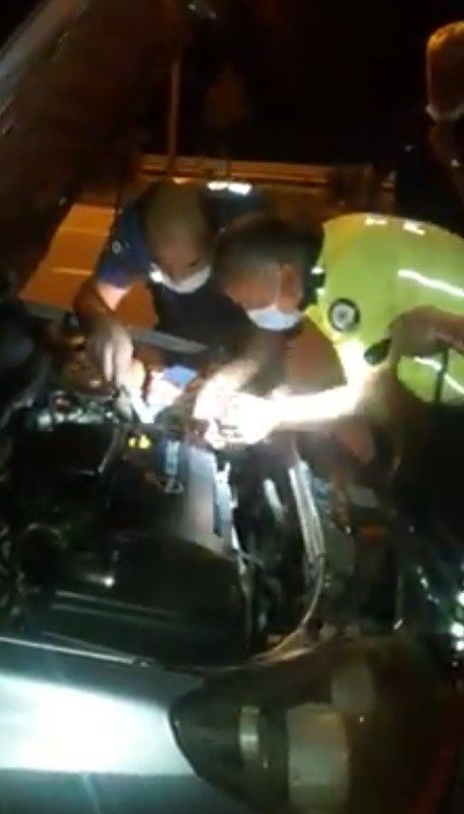 Arızalan Aracı Polis Ekipleri Tamir Etti