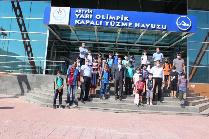 Artvin’de Trabzonspor Futbol Okulu Öğrencileri Yüzme Öğreniyor