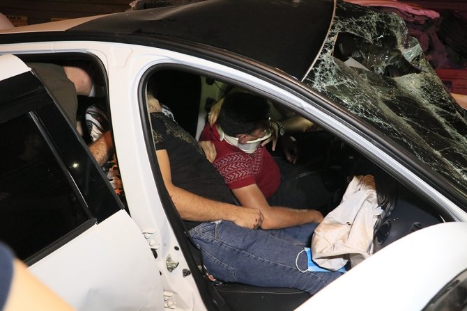 Adana’da Hafif Ticari Araç İle Otomobil Çarpıştı: 6 Yaralı