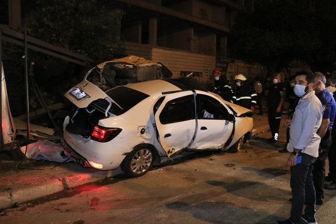 Adana’da Hafif Ticari Araç İle Otomobil Çarpıştı: 6 Yaralı