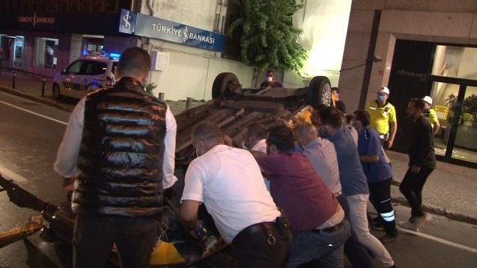 Beşiktaş’ta Trafik Kazasında Ticari Taksi Takla Attı:2 Yaralı