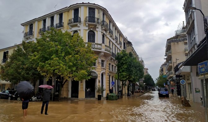 Yunanistan’da Etkili Olan Medicane Tropik Fırtınasında 2 Kişi Öldü