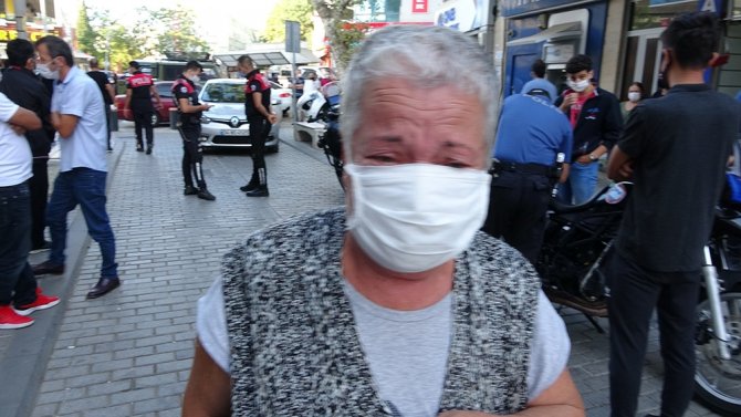 72 Yaşındaki Yaşlı Kadın Maske Takmayanlar İçin Gözyaşlarına Boğuldu