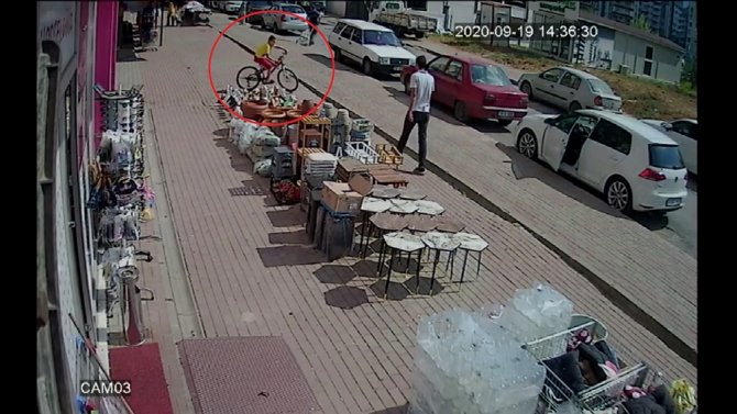 Bisiklet Hırsızını Linç Edilmekten Polis Kurtardı