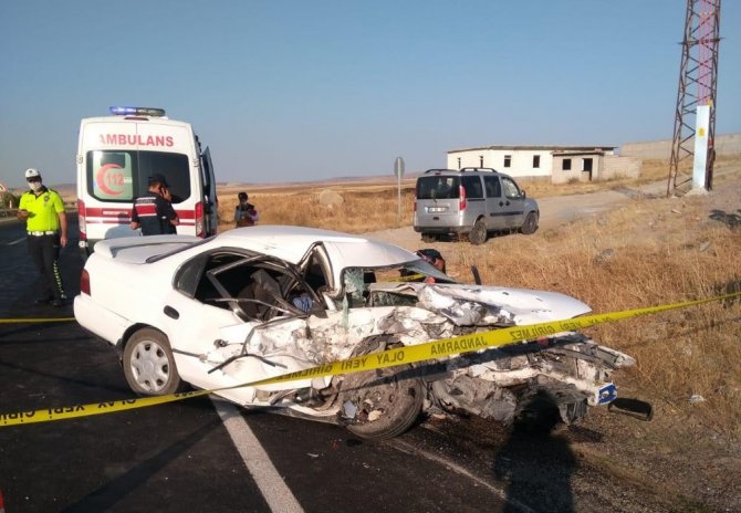 Otomobil İle Minibüs Çarpıştı: 1 Ölü, 6 Yaralı