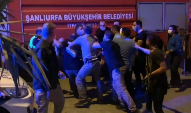 Türk Bayrağını İndirmeye Çalışan Şahsa Linç Girişimi