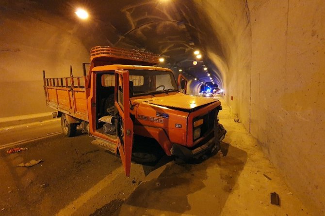 Otomobil İle Kamyonet Tünel İçinde Çarpıştı: 3 Yaralı