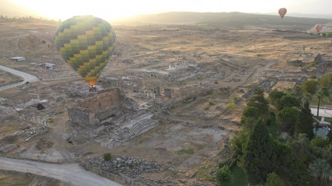 Pamukkale’de Balon Uçuşlarına Rus Turistlerden İlgi