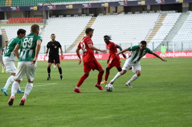 Konyaspor Evinde Beşiktaş’ı 4-1 Mağlup Etti