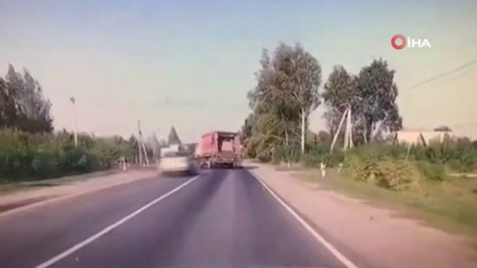 Hız Yapan Sürücü Çöp Kamyonuna Çarptı: Feci Kaza Kamerada