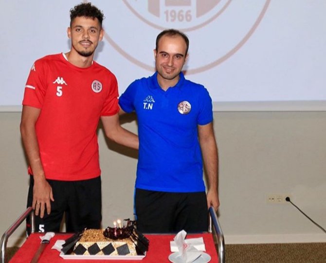 Antalyaspor’da Antrenman Öncesi Doğum Günü Sürprizi