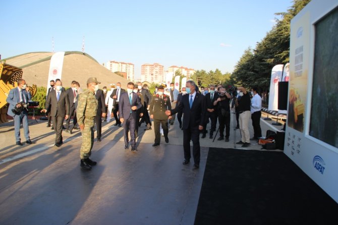 Bakan Akar Yerli Mayın Temizleme Teçhizatı İle Zırhlı Aracı İnceledi