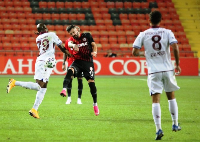 İlk Yarı Sessiz Bitti