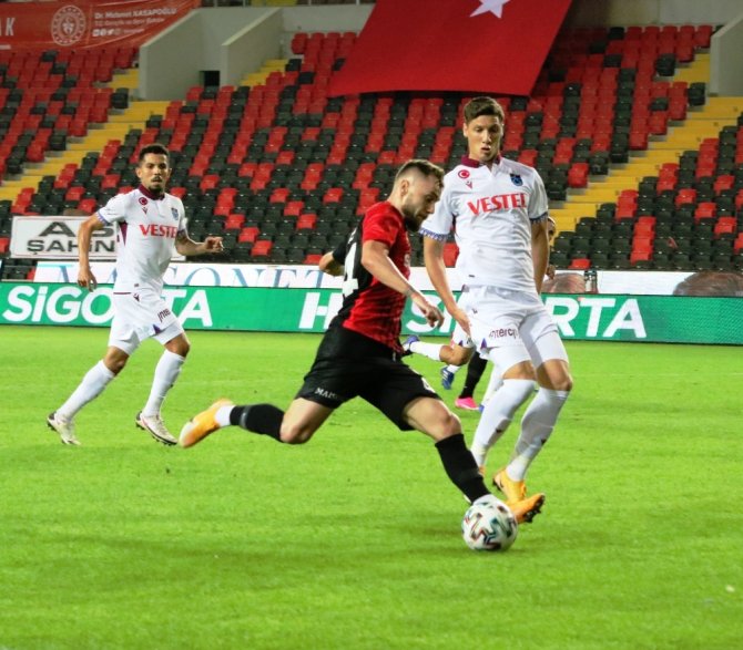 İlk Yarı Sessiz Bitti