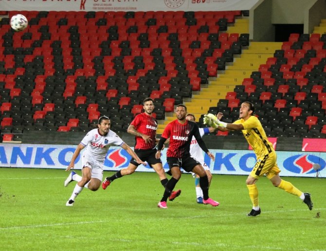 İlk Yarı Sessiz Bitti