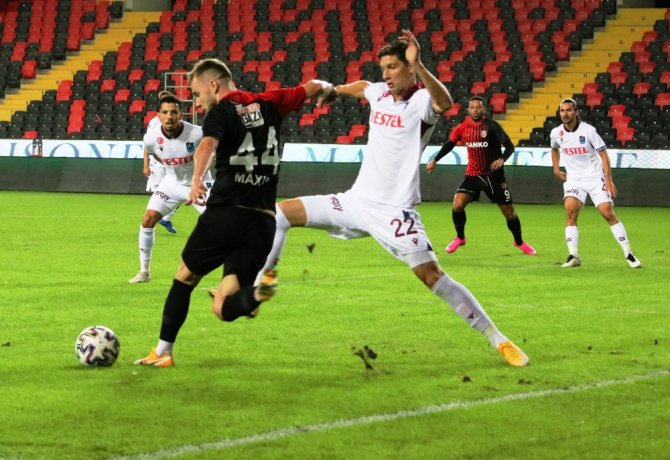 İlk Yarı Sessiz Bitti