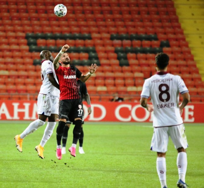 İlk Yarı Sessiz Bitti
