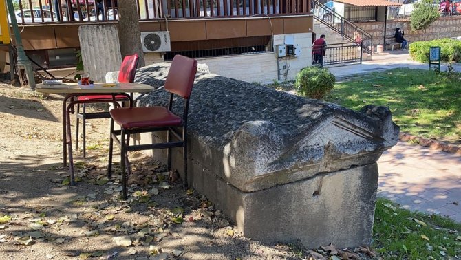 2 Bin Yıllık Lahitin Önünde Çay, Kahve Keyfi Görenleri Şaşırtıyor