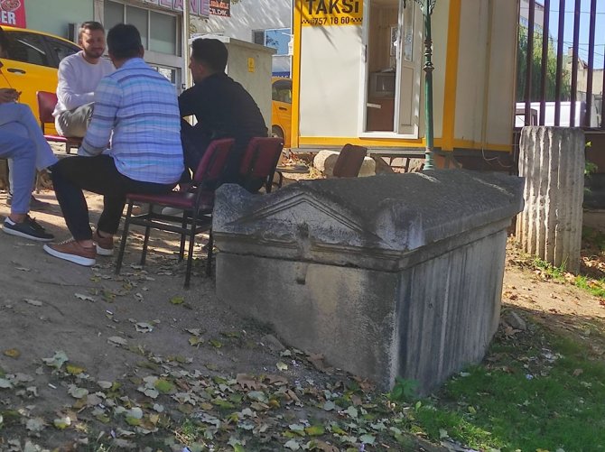 2 Bin Yıllık Lahitin Önünde Çay, Kahve Keyfi Görenleri Şaşırtıyor