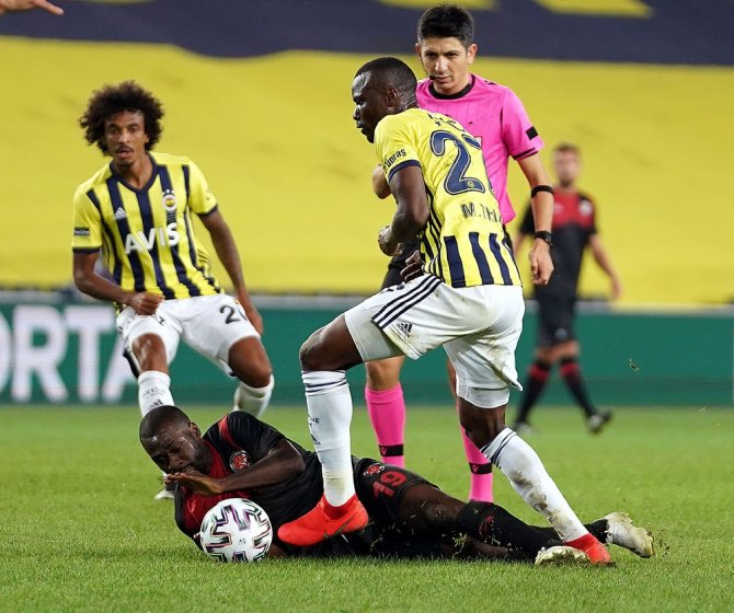 Fenerbahçe, Sahasında Karagümrük’ü 2-1 Mağlup Etti