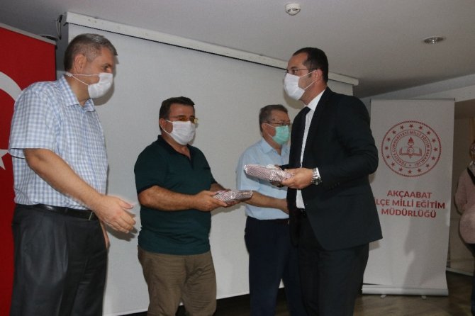 Akçaabat Belediyesi’nden Eğitime Tablet Desteği