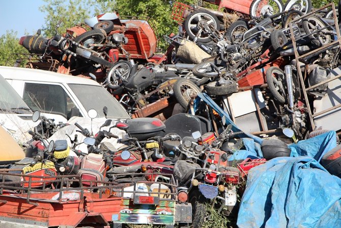 Piyasa Değeri 50 Milyon Olan Bu Araçlar Çürümeye Yüz Tuttu