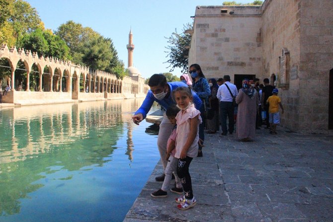 Serin Havayı Fırsat Bilen Vatandaşlar Balıklıgöl’e Akın Etti